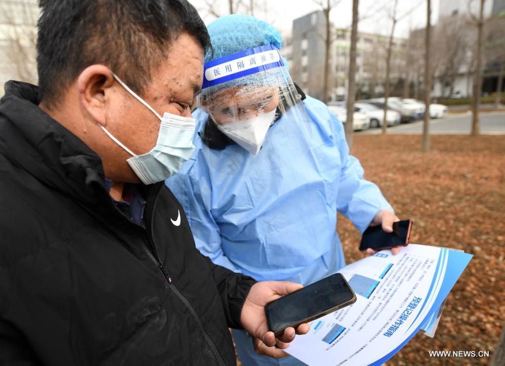 إجراء اختبارات حمض نووي لرصد كوفيد-19 في تيانجين شمالي الصين