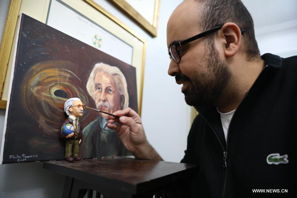 مقالة : فنان مصري ينحت تماثيل مصغرة لـ100 شخصية عالمية مؤثرة