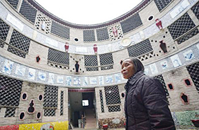 عجوز تسعينية تبني قصرا من الخزف في مدينة جينغ ده تشن