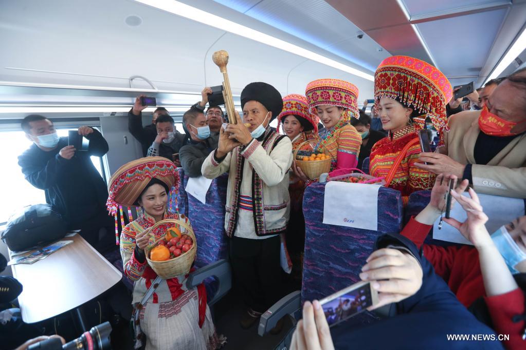 أول انطلاق لقطار فائق السرعة من محافظة ديتشانغ بجنوب غربي الصين
