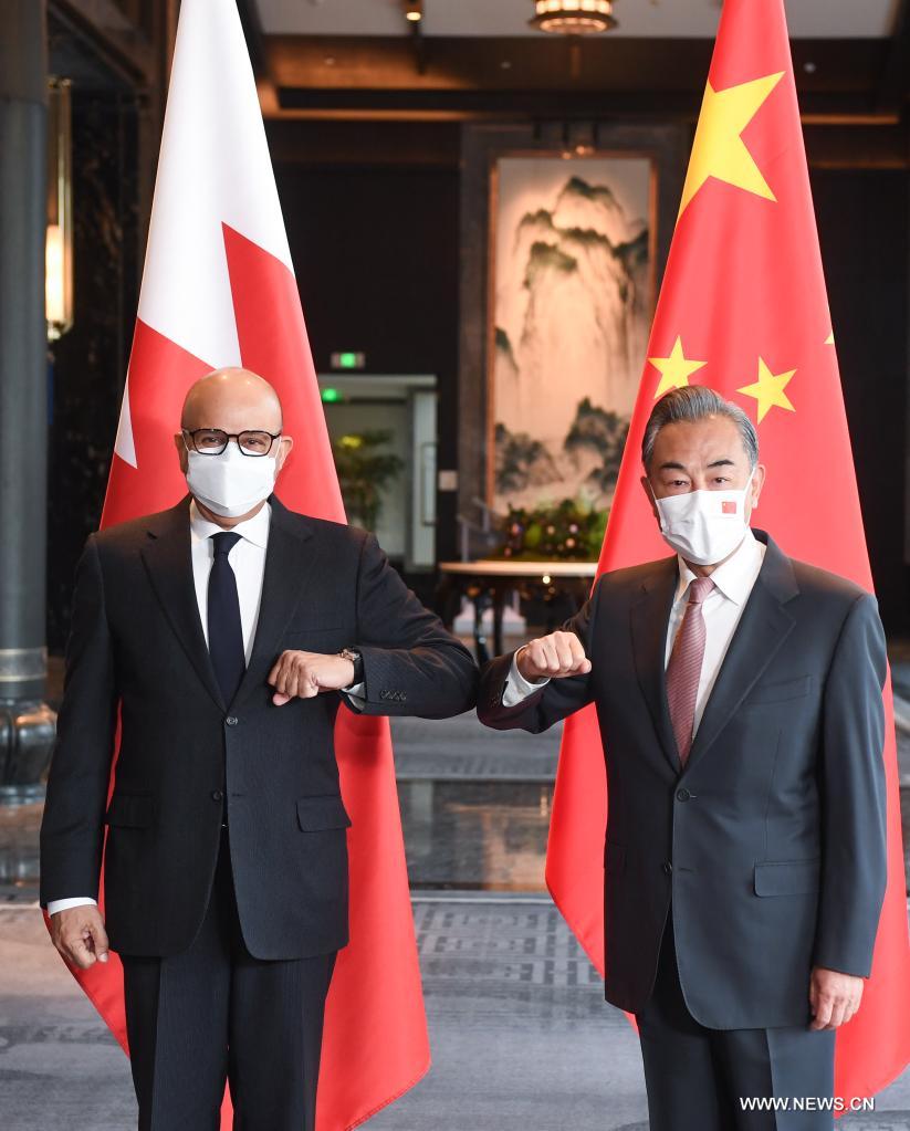 وزير الخارجية الصيني يجري محادثات مع نظيره البحريني