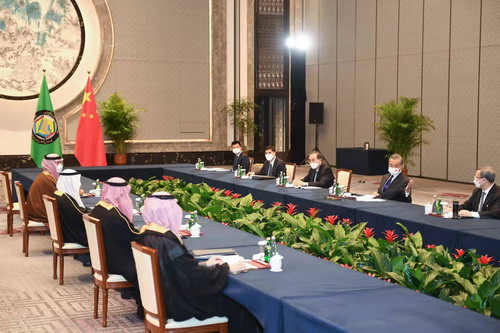وزير الخارجية الصيني يلتقي الأمين العام لمجلس التعاون الخليجي