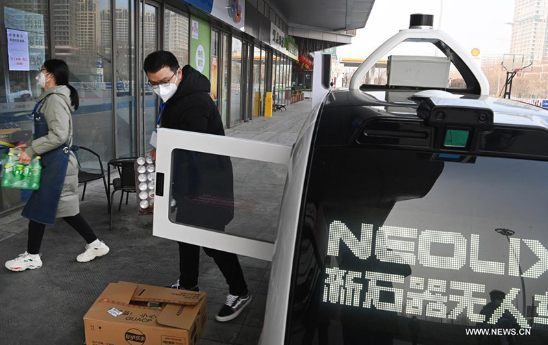 استخدام سيارة توصيل غير مأهولة لنقل البضائع في شمال غربي الصين