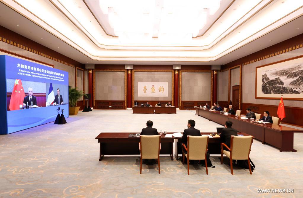 نائب رئيس مجلس الدولة الصيني يعقد اجتماعا افتراضيا مع مسؤول فرنسي
