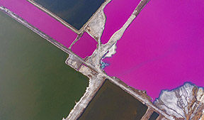 يونتشنغ، شانشي: بحيرة الملح باللون الأحمر كما لو كانت لوحة مرسومة بفرشاة ملونة