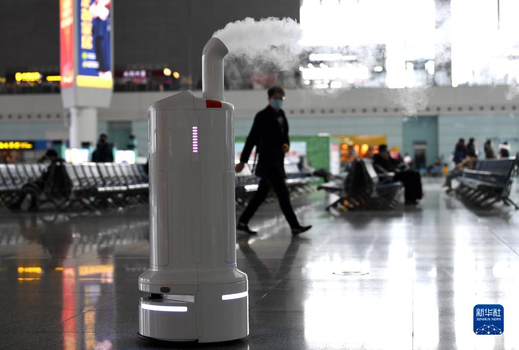 روبوتات تدفع جهود مكافحة الوباء خلال موسم سفر عيد الربيع