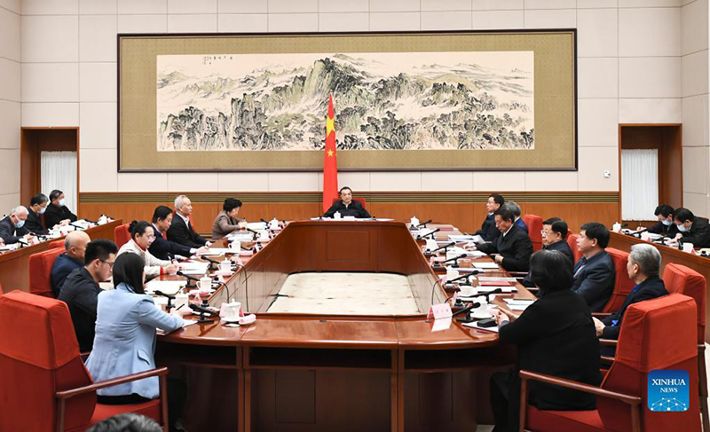 رئيس مجلس الدولة الصيني يشدد على جودة التعليم والخدمات الطبية على المستوى الأولي