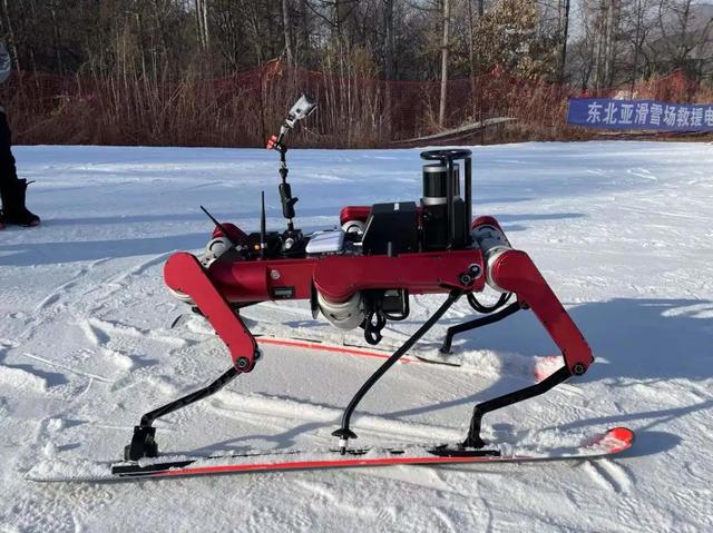 جامعة صينية تطور روبوت تزلج على الثلج