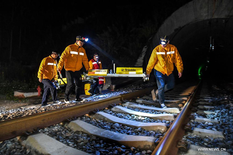 ضمان التشغيل الآمن لخطوط السكك الحديدية فائقة السرعة في جنوبي الصين