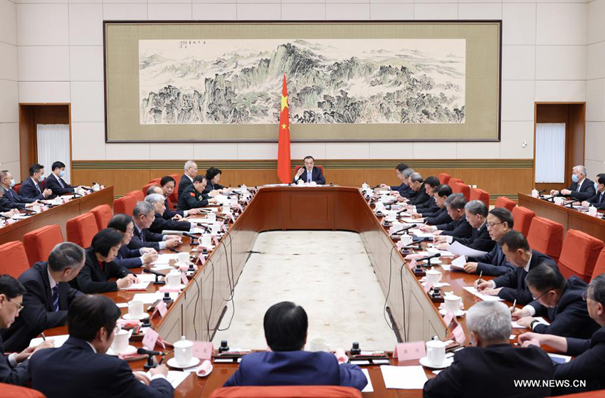 رئيس مجلس الدولة الصيني يشدد على إعطاء الأولوية للاستقرار في التنمية الاقتصادية