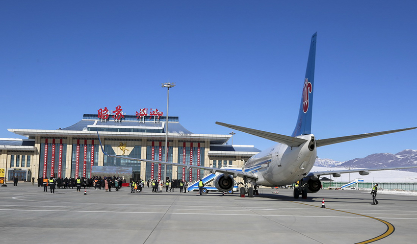 المطار الأعلى ارتفاعا في شينجيانغ يستقبل أول رحلة له