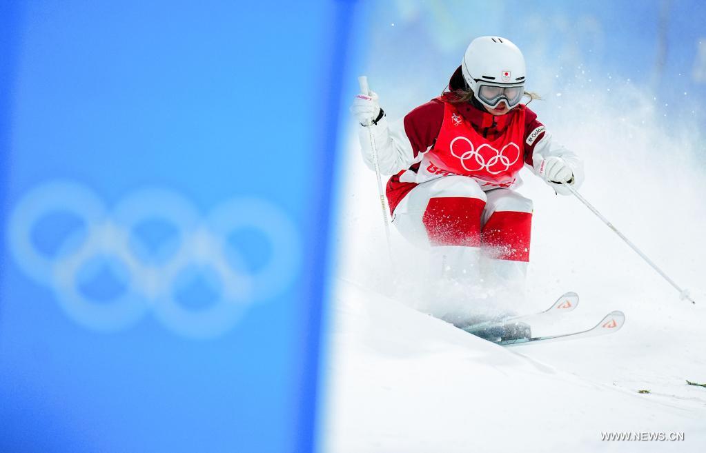 السباق التأهيلي في منافسة تزلج الموغل الحر للسيدات في أولمبياد بكين الشتوي