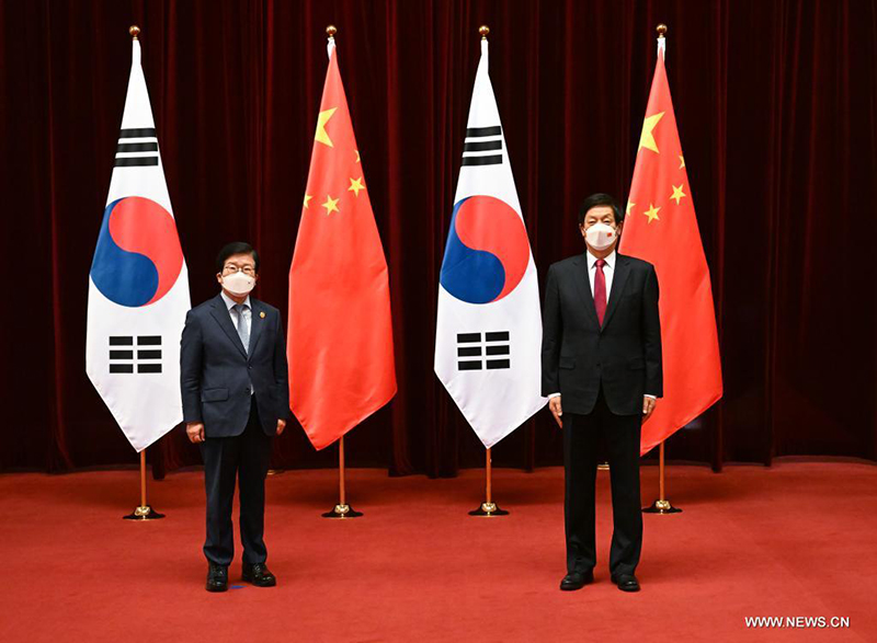 كبير المشرعين الصينيين يجري محادثات مع رئيس الجمعية الوطنية لكوريا الجنوبية