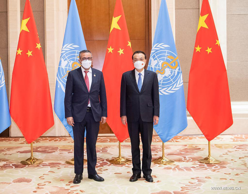 رئيس مجلس الدولة الصيني يدعو إلى التضامن والتعاون وسط جائحة كوفيد-19