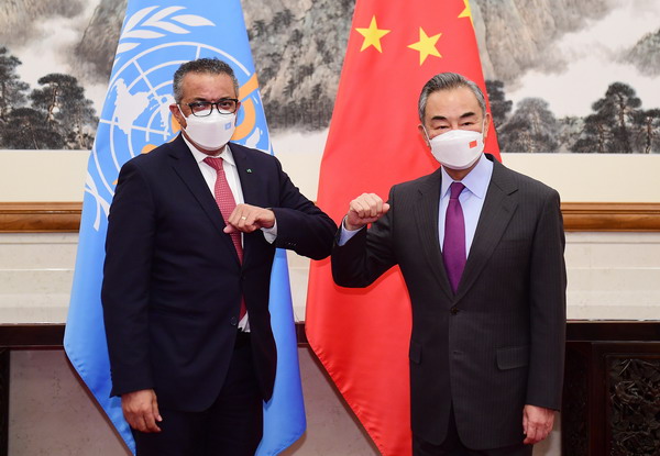 وزير الخارجية الصيني يلتقي رئيس منظمة الصحة العالمية