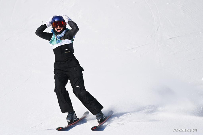 المتسابقة الصينية قو آي لينغ تفوز بذهبية تاريخية في نهائي القفزات الهوائية في التزلج الحر للسيدات خلال أولمبياد بكين الشتوي