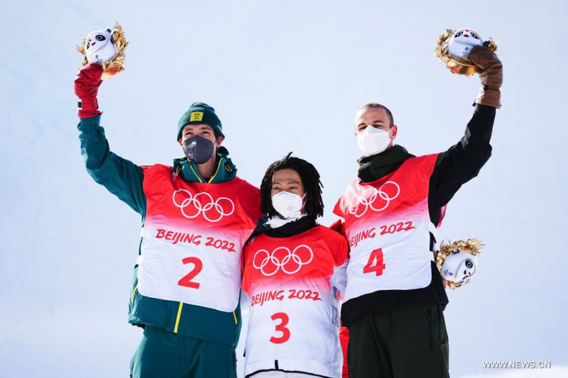 الياباني هيرانو أيومو يفوز بذهبية للتزلج داخل نصف أنبوب للرجال في أولمبياد بكين الشتوي