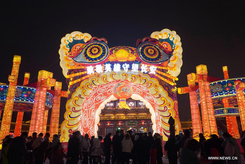 عرض فوانيس ملونة لاستقبال عيد الفوانيس التقليدي في شمال غربي الصين