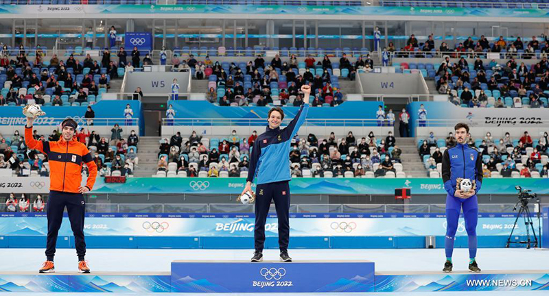 فان دير بول يحطم الرقم القياسي العالمي في مسابقة التزلج السريع 10000 متر رجال في أولمبياد بكين 2022