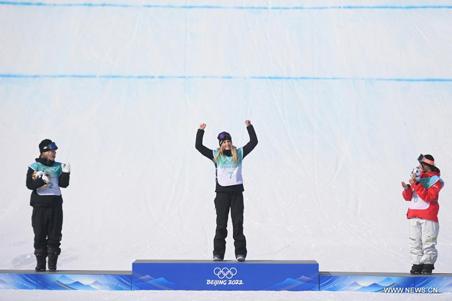 النمساوية آنا جاسر تفوز بذهبية القفزات الهوائية في السنوبورد للسيدات خلال أولمبياد بكين الشتوي