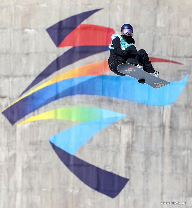 النمساوية آنا جاسر تفوز بذهبية القفزات الهوائية في السنوبورد للسيدات خلال أولمبياد بكين الشتوي