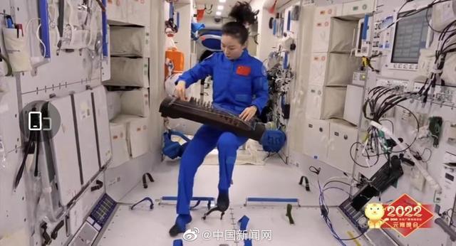 تقرير : رواد الفضاء يحافظون على تقاليد مهرجان الفوانيس على محطة الفضاء الصينية