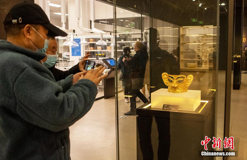 متحف سانشينغدوي يعرض قناعا برونزيا ضخما من عهد أسرة شانغ