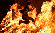 سكان هايكو "يعبرون بحر النار" احتفالا بعيد الفوانيس
