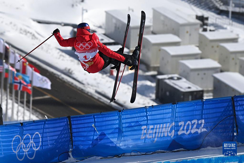 قو تفوز بذهبية التزلج الحر داخل نصف أنبوب للسيدات في أولمبياد بكين الشتوي