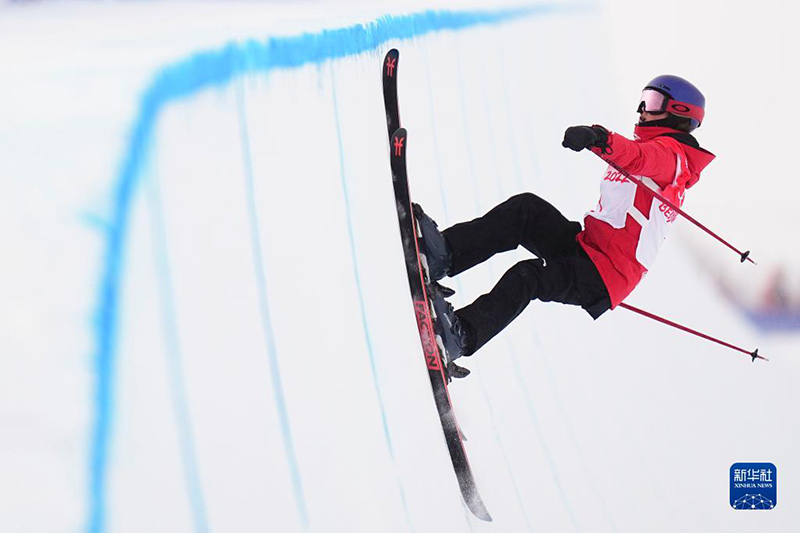 قو تفوز بذهبية التزلج الحر داخل نصف أنبوب للسيدات في أولمبياد بكين الشتوي