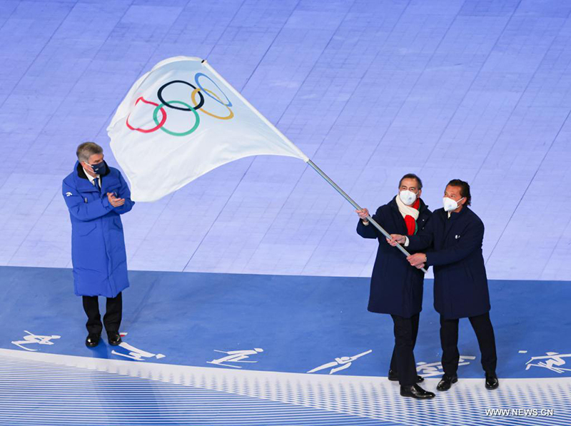 في الصورة الملتقطة يوم 20 فبراير 2022، تسليم العلم الأولمبي خلال حفل ختام دورة الألعاب الأولمبية الشتوية 2022 في الاستاد الوطني في العاصمة الصينية بكين.