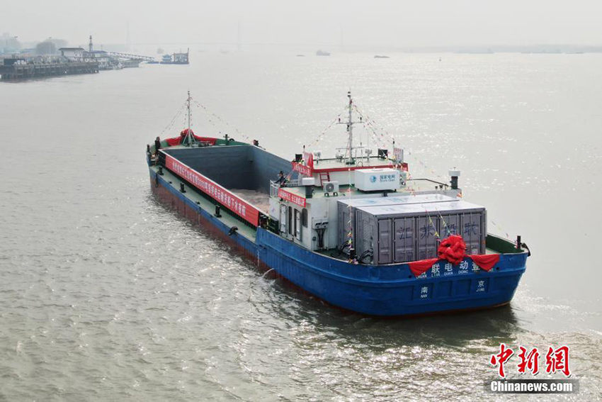 أكبر سفينة شحن كهربائية بحمولتها الساكنة في رحلتها الأولى في حوض نهر اليانغتسي