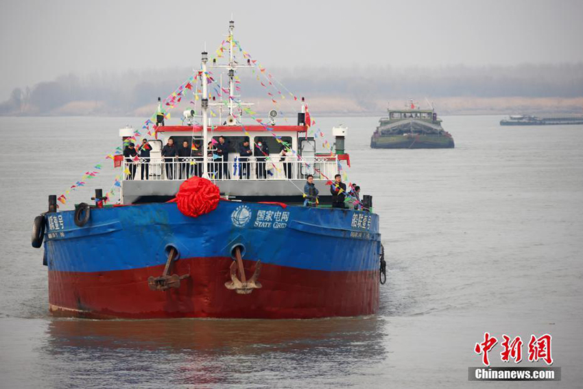 أكبر سفينة شحن كهربائية بحمولتها الساكنة في رحلتها الأولى في حوض نهر اليانغتسي