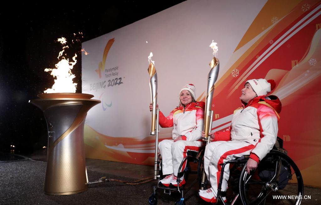 إيقاد شعلة التراث لبارالمبياد بكين الشتوية 2022 في ستوك مانديفيل، بريطانيا