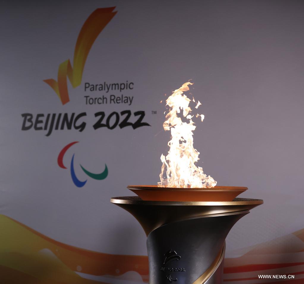 إيقاد شعلة التراث لبارالمبياد بكين الشتوية 2022 في ستوك مانديفيل، بريطانيا
