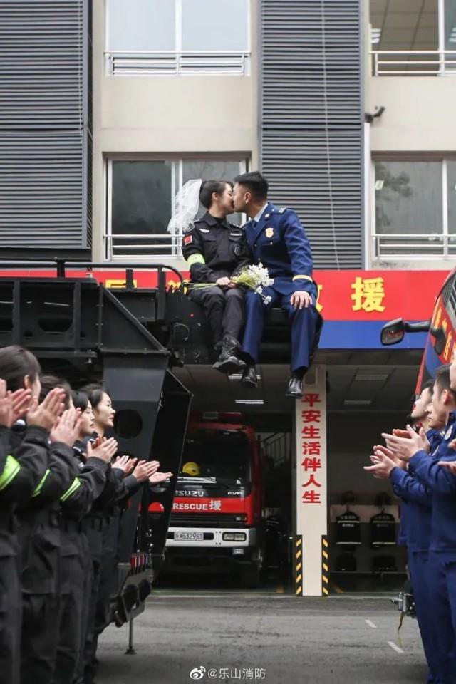 صور زفاف شرطية وإطفائي تلهم شبكات التواصل الاجتماعي