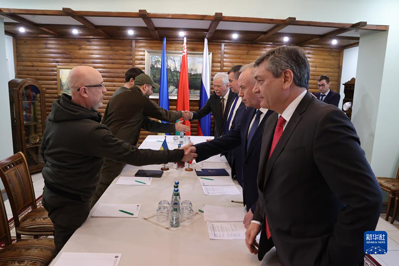 روسيا وأوكرانيا تتفقان على تنظيم ممرات إنسانية للمدنيين