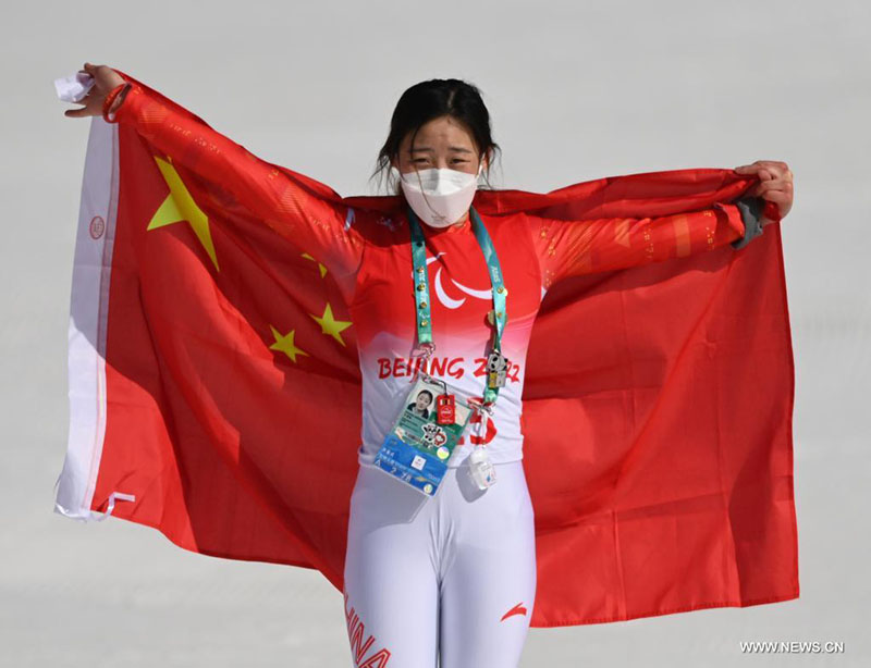 اللاعبة الصينية تشانغ منغ تشيو تفوز بأول ميدالية ذهبية للصين في التزلج الألبي في دورة الألعاب البارالمبية الشتوية بكين 2022