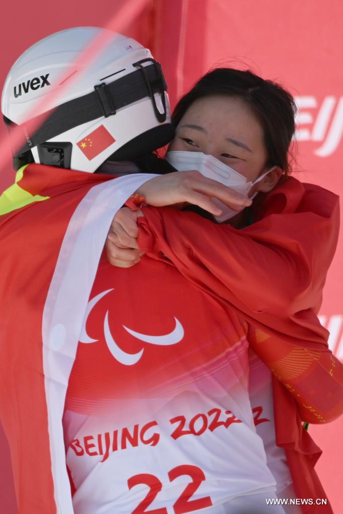 اللاعبة الصينية تشانغ منغ تشيو تفوز بأول ميدالية ذهبية للصين في التزلج الألبي في دورة الألعاب البارالمبية الشتوية بكين 2022