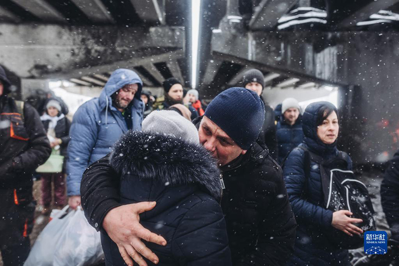 أوكرانيا وروسيا تتفقان على ستة ممرات إنسانية لإجلاء المدنيين