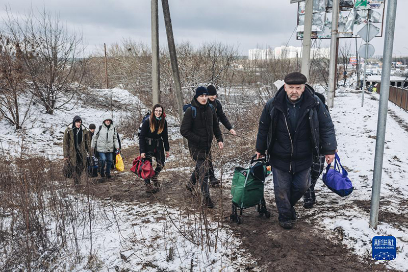 أوكرانيا وروسيا تتفقان على ستة ممرات إنسانية لإجلاء المدنيين