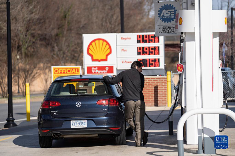 إعلام: الأمريكيون سيدفعون أكثر مقابل البنزين والطعام في 2022