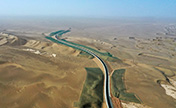طريق سريع يخترق صحراء قانسو