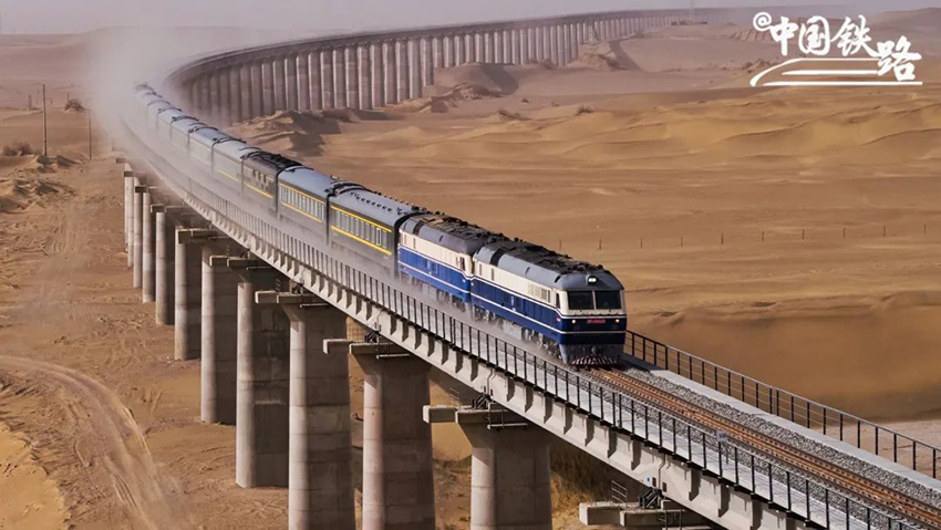 الصين ستفتتح سكة حديد تحيط بصحراء تاكليماكان بشينجيانغ
