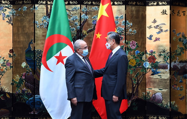 وزير الخارجية الصيني يجري محادثات مع نظيريه في الجزائر وتنزانيا