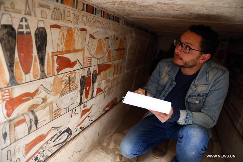 تقرير إخباري: نقوش ملونة وتماثيل وأواني.. تفاصيل اكتشاف 5 مقابر فرعونية في سقارة