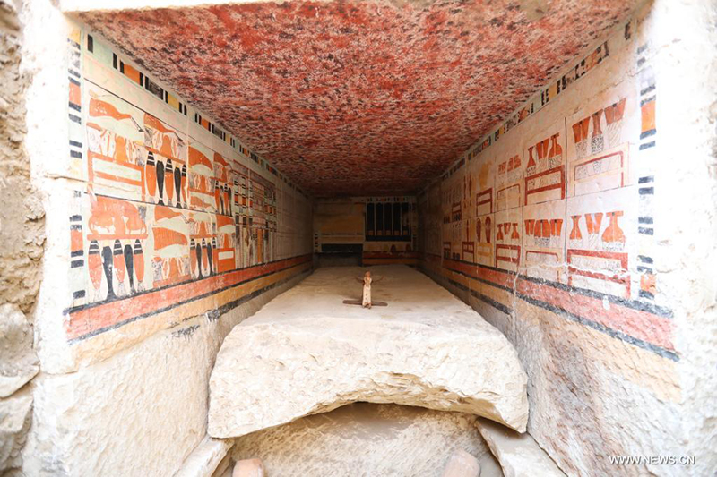 تقرير إخباري: نقوش ملونة وتماثيل وأواني.. تفاصيل اكتشاف 5 مقابر فرعونية في سقارة