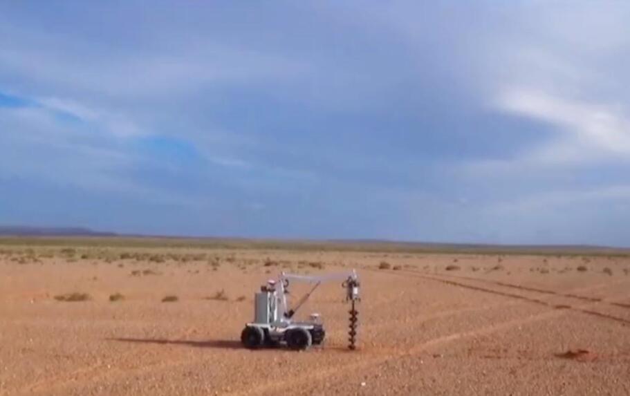 شركة صينية تختبر وتكشف عن روبوتات جديدة تحل محل الإنسان في زراعة الأشجار في الصحراء
