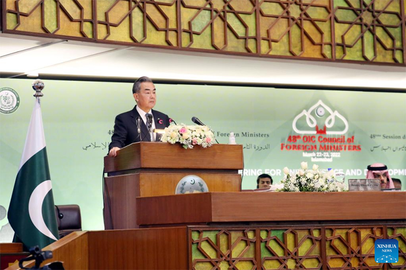 وزير الخارجية الصيني يقترح إقامة شراكات تضامن وتنمية وأمن وحضارة مع الدول الإسلامية