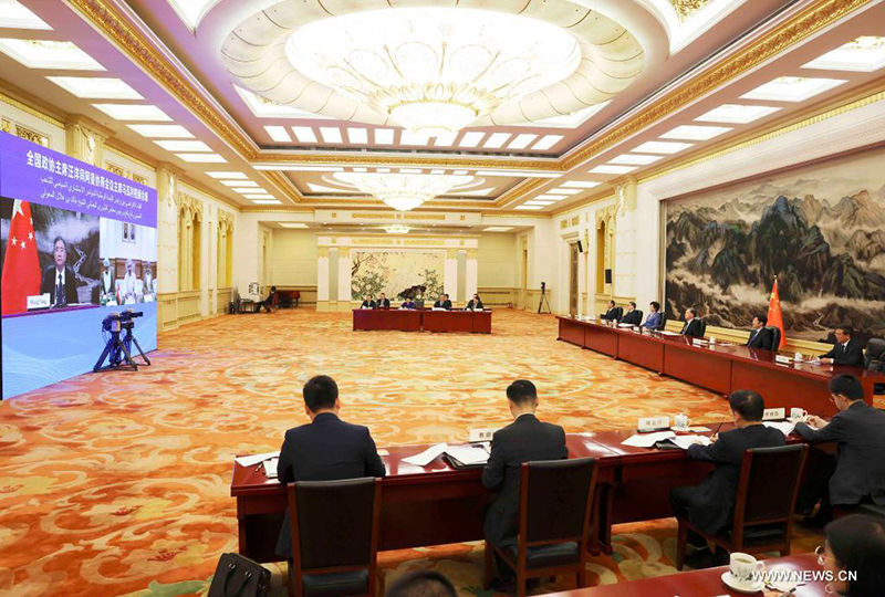 كبير المستشارين السياسيين الصينيين يلتقي رئيس مجلس الشورى العماني عبر رابط فيديو